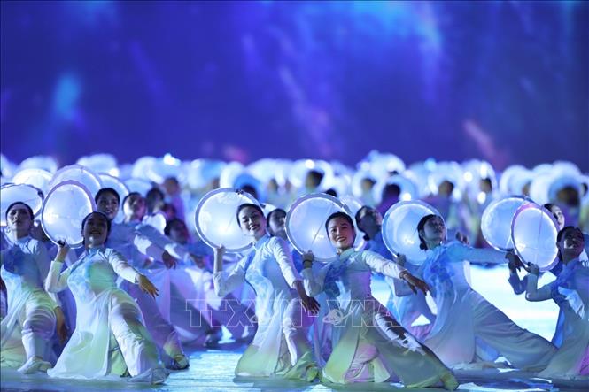 Tiết mục múa nón 