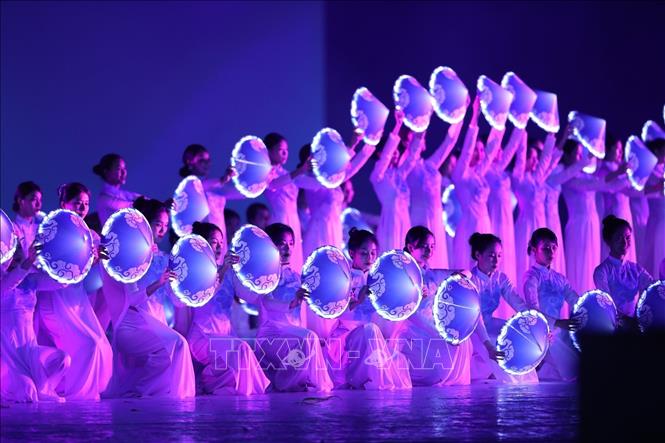 Tiết mục múa nón 