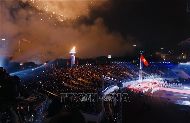 Vào thời khắc ngọn lửa thiêng SEA Games 31 được thắp lên cũng là lúc ca khúc chính thức “Let’s shine – Cùng tỏa sáng” vang lên trong một màn trình diễn “Thắp lửa SEA Games” ấn tượng, sôi động của linh vật SEA Games 31 – các chú Sao La và màn bắn pháo hoa rực rỡ, đánh dấu thời khắc khai mạc SEA Games 31. Ảnh: TTXVN