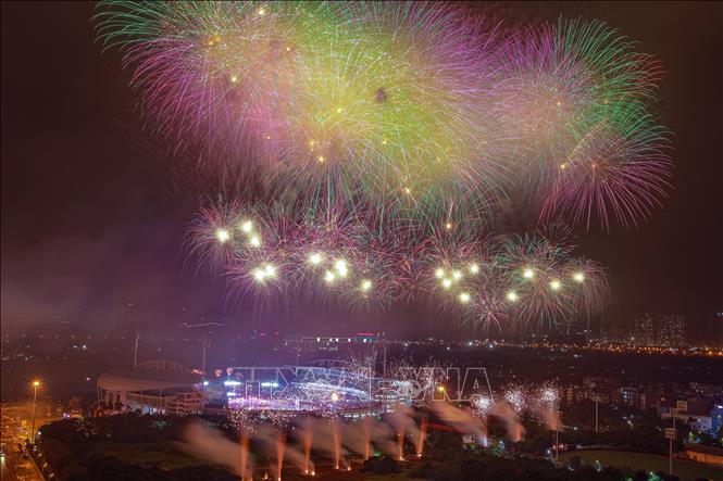 Màn bắn pháo hoa rực rỡ quanh SVĐ quốc gia Mỹ Đình, đánh dấu thời khắc khai mạc SEA Games 31. Ảnh: Phạm Tuấn Anh-TTXVN
