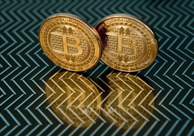 Trong ảnh: Đồng tiền kỹ thuật số Bitcoin. Ảnh: AFP/TTXVN