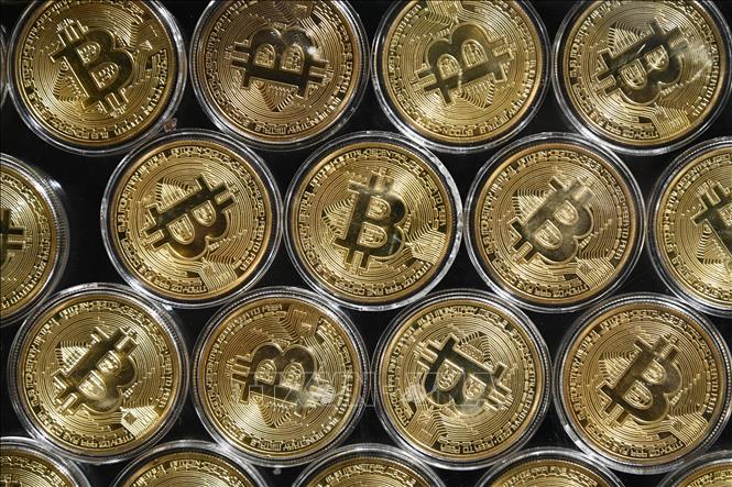 Trong ảnh: Đồng tiền kỹ thuật số Bitcoin. Ảnh: AFP/TTXVN