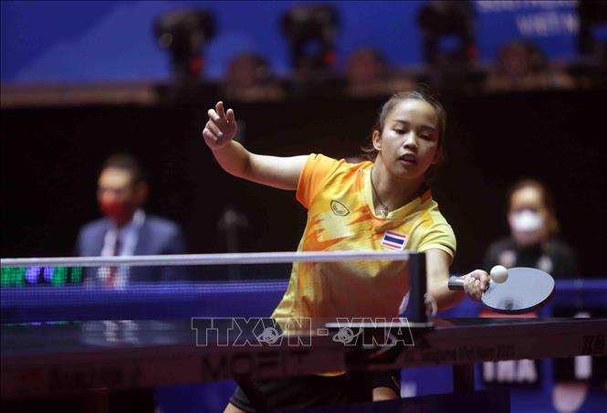 Pha tấn công của VĐV số 45 Orawan Paranang (Thái Lan, áo vàng) gặp VĐV đội tuyển Philippines (áo xanh) thi đấu nội dung đồng đội nữ. Ảnh: Quý Trung – TTXVN