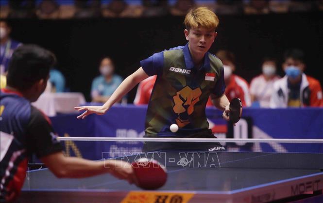 VĐV số Chew Zhe Yu Clarence (Singapore) gặp VĐV số 20 Jann Mari Nayre (Philippines). Ảnh: Quý Trung – TTXVN