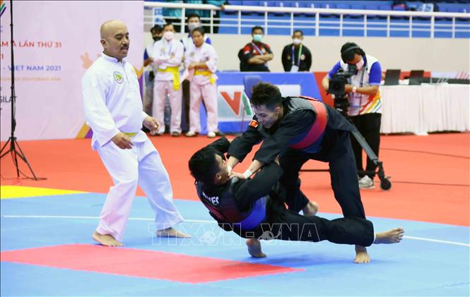 VĐV Nguyễn Đình Tuấn (Việt Nam-gđai đỏ) giành chiến thắng trước VĐV Dines Dumaan của Philippines (đai xanh) ở hạng cân 50kg-55kg nội dung đối kháng nam. Ảnh: Quang Quyết – TTXVN