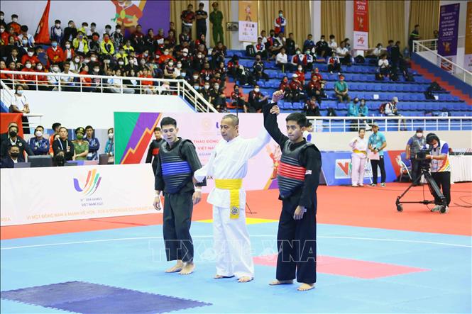 VĐV Muhammad Khairi Adib Bin Azhar (Malaysia-đai đỏ) giành chiến thắng chung cuộc trước VĐV Bo Thamma Vongsa (Lào) ở hạng cân 50kg-55kg. Ảnh: Quang Quyết – TTXVN