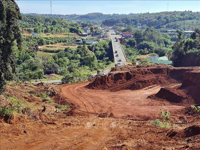 Trong ảnh: San ủi, hủy hoại đất tại điểm đen giao thông cầu Đắk R’Tíh trên đường Hồ Chí Minh (đoạn qua xã Nhân Cơ, huyện Đắk R’Lấp, tỉnh Đắk Nông). Ảnh: Hưng Thịnh – TTXVN