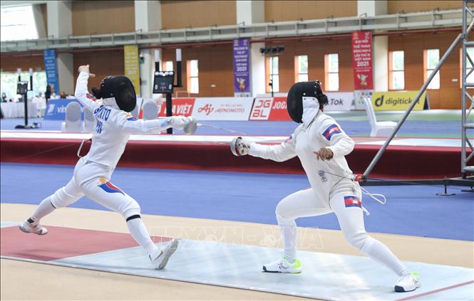 Cambodian fencer Sorn Nich fight with Singaporean fencer Koh Elle Meihui in the qualifying round of the women's epee individual event at the ongoing SEA Games 31. VNA Photo: Danh Lam