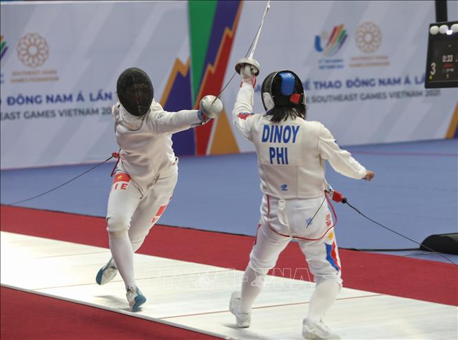 The Philippines fencer Dinoy Ivy Claike competes with Vietnamese fence Vu Thi Hong in the qualifying round of the women's epee individual event. VNA Photo: Danh Lam