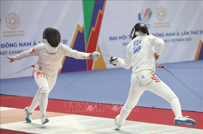 Vietnamese fence Vu Thi Hong competes with Singaporean fencer Koh Elle Meihui in the qualifying round of the women's epee individual event. VNA Photo: Danh Lam