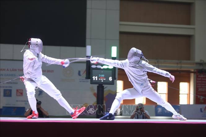 Thailand Srinualad Voragun beat Chan Phu Xien of Singapore 15-9 in the qualifying round of the men's sapre individual event. VNA Photo: Danh Lam