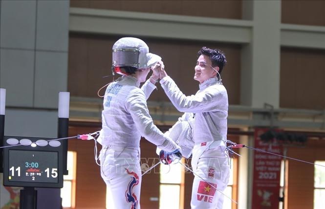 Vietnamese Vu Thanh An beat Ruangrit Haekerd of Thailan 15-11 in the qualifying round of the men's sapre individual event. VNA Photo: Danh Lam