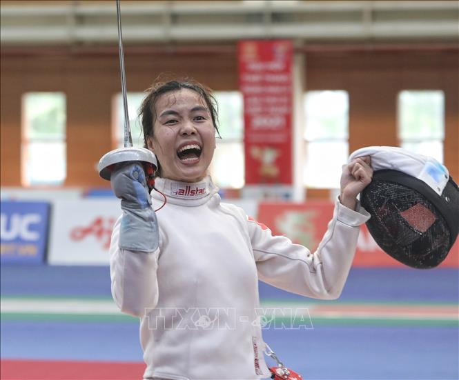 Vietnamese  Nguyen Phuong Kim celebrates her victory after beating Vasanasomsithi Pacharaporn of Thailand in the qualifying round of the women's epee individual event. VNA Photo: Danh Lam