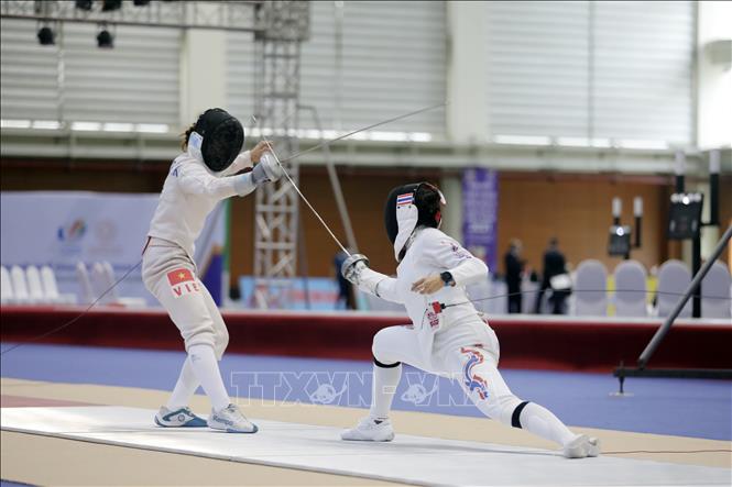 Vietnamese  Nguyen Phuong Kim competes with Vasanasomsithi Pacharaporn of Thailand in the qualifying round of the women's epee individual event. VNA Photo: Danh Lam