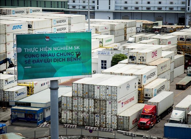 Trong ảnh: Bảng thông tin phòng, chống dịch COVID-19 tại Tân Cảng Cát Lái. Ảnh: Hồng Đạt - TTXVN
