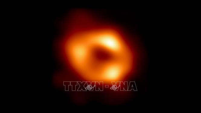 Trong ảnh: Hình ảnh đầu tiên của hố đen siêu lớn tại ở khu vực Sagittarius A* (Nhân Mã A*) ở trung tâm của Dải Ngân hà được công bố ngày 12/5/2022. Ảnh: Yonhap/TTXVN