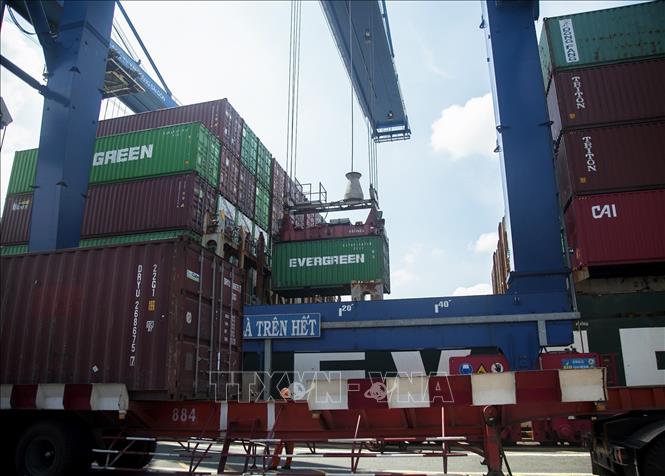 Trong ảnh: Hoạt động bốc dỡ hàng hóa tại Tân Cảng Cát Lái, thuộc Tân Cảng Sài Gòn. Ảnh: Hồng Đạt - TTXVN
