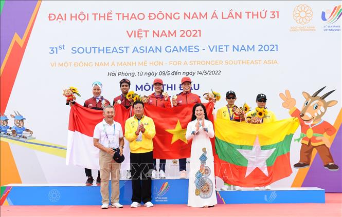 The Organization Board hands over the gold, silver and bronze medals to Vietnam, Indonesia and Myanmar, respectively in the Women's Pair (W2-) event. VNA Photo: Minh Đức