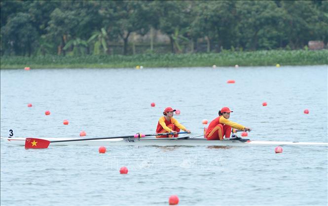 Dinh Thi Hao and Pham Thi Hue won the gold medal in the Women’s Pair (W2-) event. VNA Photo: Minh Đức