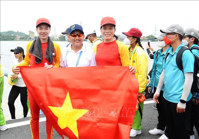 Dinh Thi Hao and Pham Thi Hue won the gold medal in the Women’s Pair (W2-) event. VNA Photo: Minh Đức