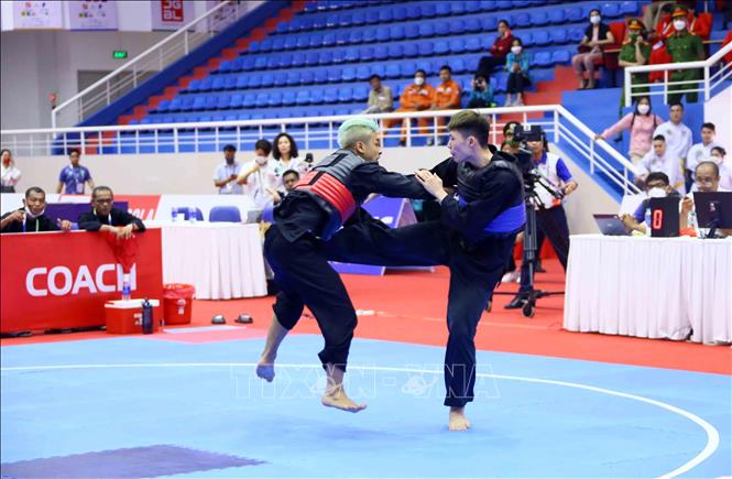 VĐV Nguyễn Trung Phương Nam (Việt Nam-đai xanh) giành chiến thắng kịch tính trước VĐV Hanifan Yudani Kusumah (Indonesia-đai đỏ) ở nội dung đối kháng nam, hạng cân 60kg-65kg. Ảnh: Quang Quyết – TTXVN