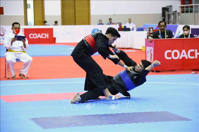 VĐV Ahmad Atif Irshad Bin Zahidi của Malaysia (đai đỏ) và VĐV Mark James Lacao của Philippines (đai xanh) thi đấu ở hạng cân 60kg-65kg đối kháng nam. Ảnh: Quang Quyết – TTXVN