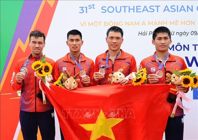 Nguyen Van Tuan, Nguyen Van Ha, Nhu Dinh Nam and Bui Van Hoan won the silver medal in the Lightweight Men's Quadruple Sculls (LM4X) event. VNA Photo: Minh Đức