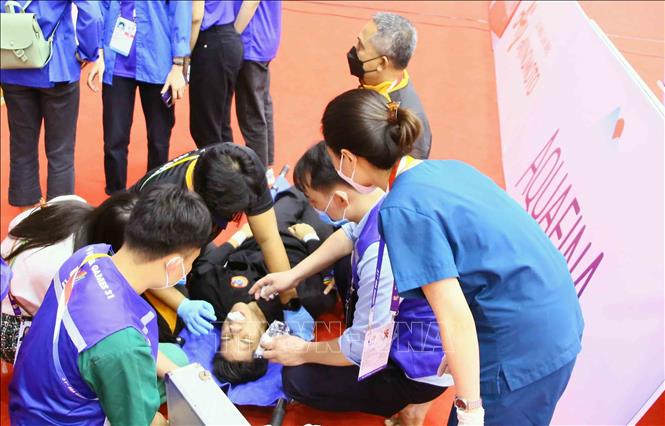 Nhân viên Y tế chăm sóc cho VĐV Ahmad Atif Irshad Bin Zahidi của Malaysia gặp chấn thương sau khi nhận đòn đánh không đúng luật của VĐV Mark James Lacao của Philippines. Ảnh: Quang Quyết – TTXVN