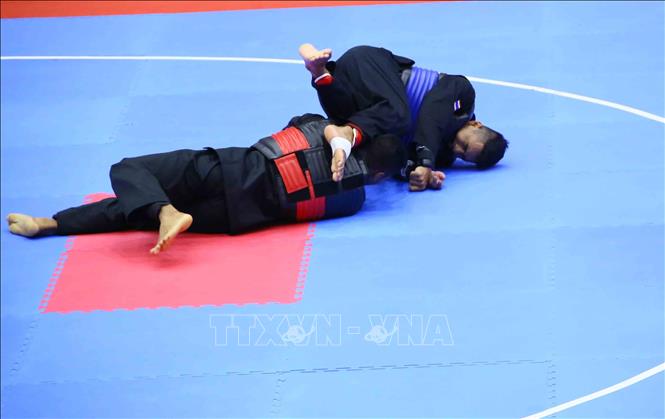 Ở hạng cân 70kg-75kg đối kháng nam (Tanding), VĐV Alvin Campos (Philippines-đai đỏ) thi đấu áp đảo và khiến VĐV Kuibrohem Kubaha (Thái Lan-đai xanh) gặp phải chấn thương không thể tiếp tục thi đấu. Ảnh: Quang Quyết – TTXVN