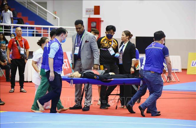 VĐV Ahmad Atif Irshad Bin Zahidi của Malaysia gặp chấn thương sau cú đánh phạm luật của VĐV Mark James Lacao của Philippines tại trận đấu ở hạng cân 60kg-65kg đối kháng nam. Ảnh: Quang Quyết – TTXVN