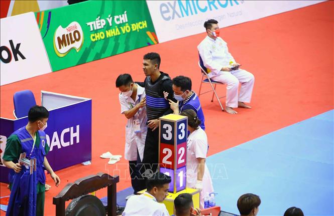 VĐV Kuibrohem Kubaha (Thái Lan-xanh) gặp phải chấn thương không thể tiếp tục thi đấu. Ảnh: Quang Quyết – TTXVN