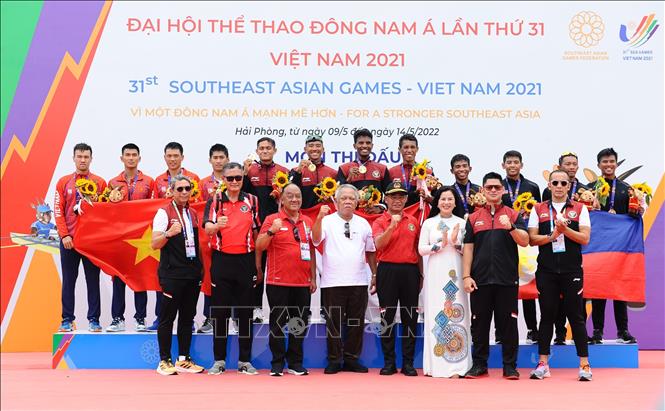 The Organization Board hands over the gold, silver and bronze medals to Indonesia, Vietnam and the Philippines, respectively in the Lightweight Men's Quadruple Sculls (LM4X) event. VNA Photo: Minh Đức