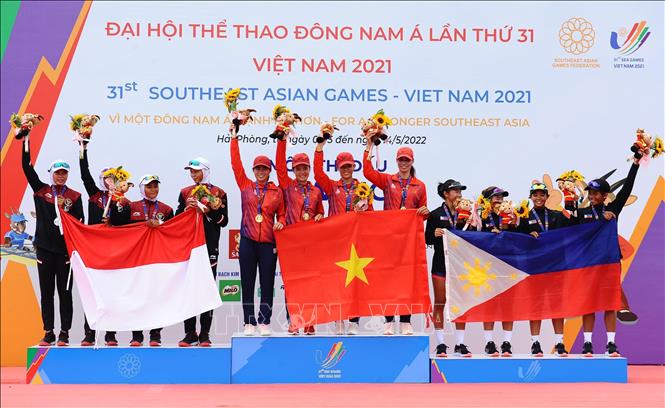 The Organization Board hands over the gold, silver and bronze medals to Vietnam, Indonesia and the Philippines, respectively in the Lightweight WoMen's Quadruple Sculls (LW4X) event. VNA Photo: Minh Đức