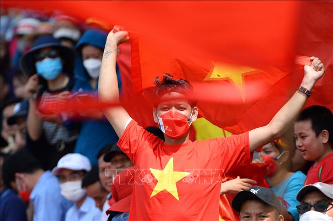 Vietnamese fans celebrate when the host won two more gold medals. VNA Photo: Minh Đức