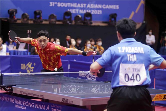 Vietnamese Nguyen Anh Tu (red) faces Thai Padasak Tanviriyavechakul. VNA Photo: Quý Trung