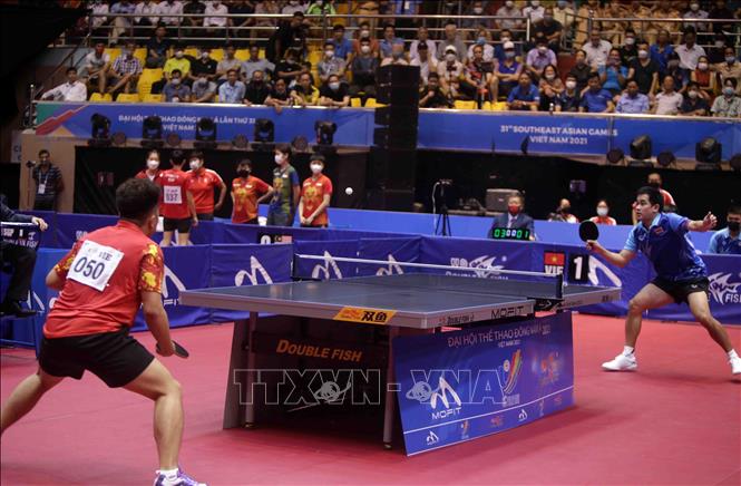 Vietnamese Nguyen Duc Tuan (red) faces Thai Phakpoom Sanguansin. VNA Photo: Quý Trung