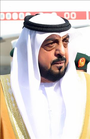 Trong ảnh (tư liệu): Tổng thống UAE Sheikh Khalifa bin Zayed Al Nahyan tới thành phố Jeddah, Saudi Arabia để tham dự hội nghị của Tổ chức Hợp tác Hồi giáo, ngày 6/12/2005. Ảnh: AFP/TTXVN
