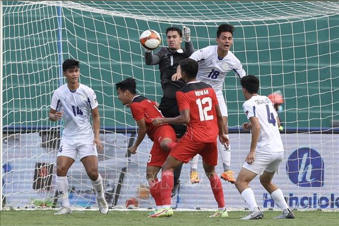 Photo: Philippine goalkeeper Quincy Kammeraad saves a shot from Indonesian rivals. VNA Photo