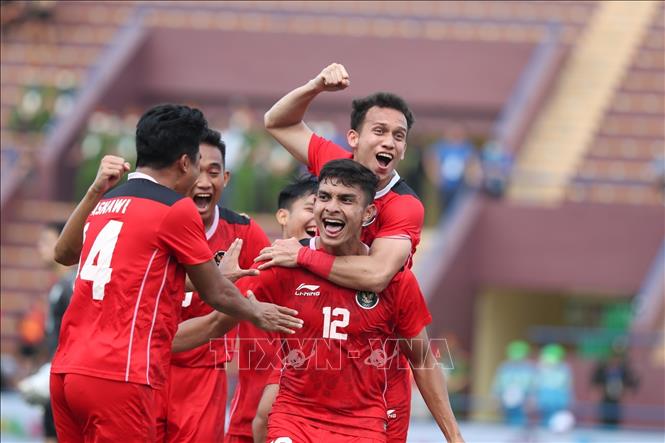 Indonesian players celebrate the first goals scored by Muhammad Ridwan (12) . VNA Photo