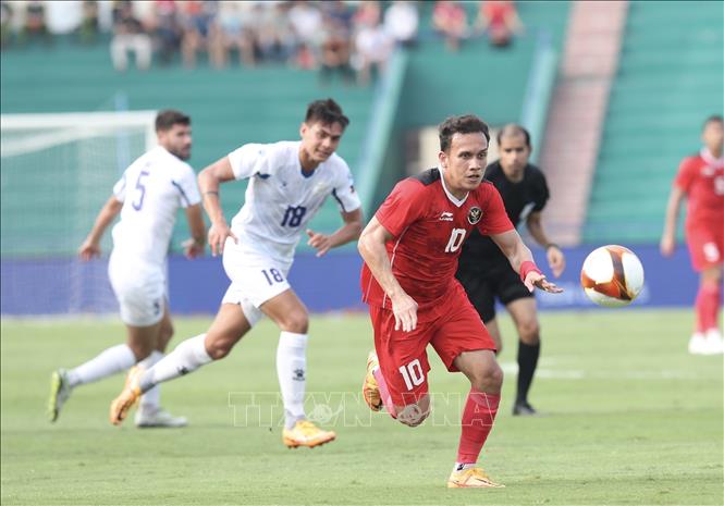 Indonesia's winger Egy Maulana Vikri (10) dribbles down the ball. VNA Photo