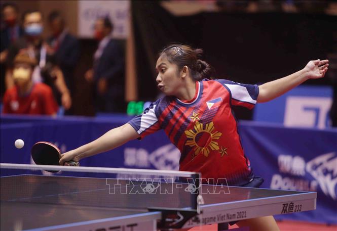 Pha phòng thủ của VĐV Angelou Joyce Laude (Philippines) trong trận đấu với VĐV Nguyễn Khoa Diệu Khánh của Việt Nam. Ảnh: Quý Trung – TTXVN