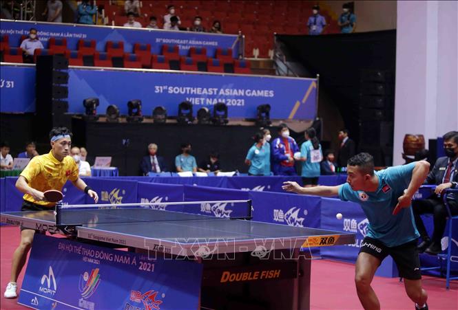Trận đấu giữa VĐV Nguyễn Anh Tú ( số 49, áo vàng) của Việt Nam với Soeung Tola của đội tuyển Campuchia (số 59, áo xanh). Ảnh: Quý Trung – TTXVN