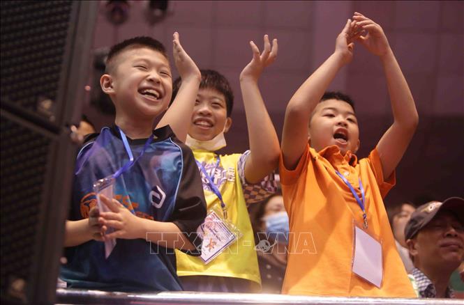 Các khán giải nhí vui mừng sau khi đội tuyển nam Việt Nam giành thắng lợi trước đội tuyển nam Campuchia ở nội dung đồng đội. Ảnh: Quý Trung - TTXVN