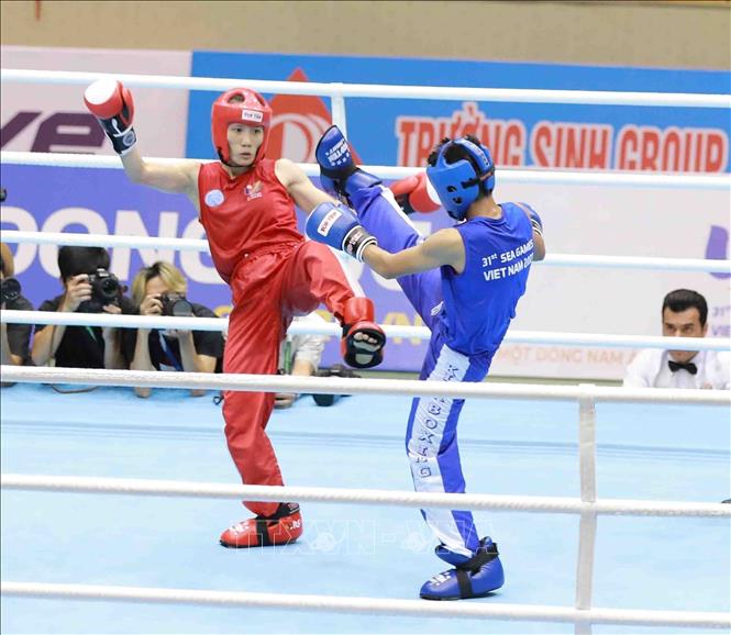 Vietnam’s athlete Nguyễn Thị Hằng Nga (in red) wins in the final for Full Contact women’s under 48kg category against Philippine athlete DasallaRenalyn Dacquel. VNA Photo 