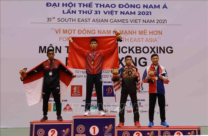 Awarding medals to Fullcontact athletes, under 51kg: (L-R) PattiSamallo Salmri Stendra (Indonesia, silver medal) Huynh Van Tuan (Vietnam, gold medal); ; Fullcontaet (Cambodia) and Thimadee Seksit (Thailand) won bronzes. VNA Photo
