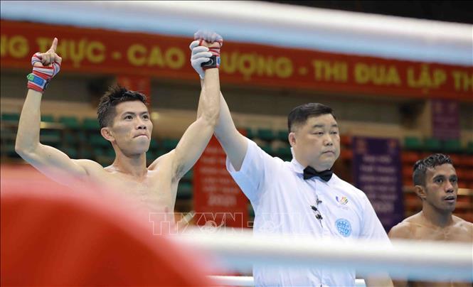 Athlete Huynh Van Tuan (Vietnam - red) won against PattiSamallo Salmri Stendra (Indonesia - blue) in Fullcontact, 51kg category. VNA Photo 