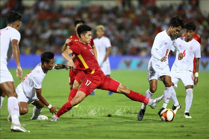 Nham Manh Dung (17) of Vietnam fight for the ball with Myanmar rivals. VNA Photo
