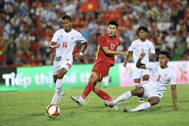 Nham Manh Dung (17) of Vietnam is closely followed by Myanmar rivals. VNA Photo