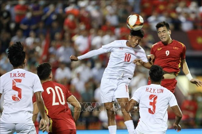 Tien Linh (9) of Vietnam and Win Naing Tun (10) of Myanmar fight for the ball in the air. VNA Photo