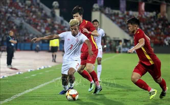 Aung Lwin (7) of Myanmar is surrounded by Vietnamese players. VNA Photo